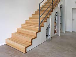 Auch ein schrank der nicht wie ein treppenschrank an die schräge der treppe angepasst ist, kann den platz nie optimal nutzen. 1 Problem 13 Losungen So Schaffen Sie Stauraum Unter Der Treppe