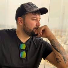 Mamá Latina en Acción: ¡La Chancla, el Arma Más Mortal del Universo!