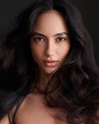 Deanna Wolf's Instagram, Twitter & Facebook