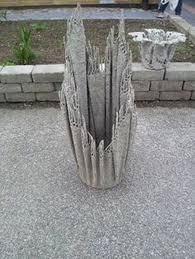 Cement Viz Es Regi Ruhak Igy Keszul A Legdivatosabb Viragtarto Bidista Com A Tipplista Concrete Garden Cement Planters Concrete Projects