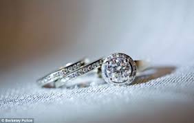 Qr code link to this post. Woman Robbed Of 19 000 Diamond Ring She Advertized On Craigslist Daily Mail Online