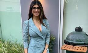 Assista a vídeos de tubo e trailers de sexo mia khalifa de qualidade em alta definição. Mia Khalifa A Nova Adepta Do V Guimaraes Ex Atriz Porno Ameacada De Morte Pelo Isis E Com Milhoes De Fas
