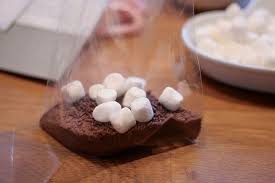 Kakao, minimarshmallows und eine zuckerstange zum umrühren. Weihnachtszeit Designblog