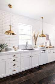 A Florida Designer Reinvents Her Kitchen By Removing The Upper Cabinets In 2020 Kitchens Without Upper Cabinets Upper Cabinets Kitchen Decor