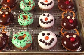 Earlier, we used the same toys and techniques to decorate the christmas tree. Christmas Cake Donuts Reindeer Snowmen Wreaths Team Breakfast