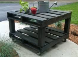 Avec l'approche des beaux jours, l'envie de prendre ses repas dehors s'accentue. Petite Table De Jardin Amovible Pallet Projects Furniture Diy Pallet Furniture Pallet Decor