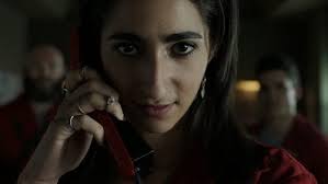 Huit voleurs font une prise d'otages dans la maison royale de la monnaie d'espagne, tandis qu'un génie du crime manipule la police pour mettre son plan à exécution. Regarder Les Episodes De La Casa De Papel En Streaming Complet Vostfr Vf Vo Betaseries Com