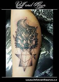 Menší černobílé tetování, které si můžete umístit na paži, stehno, lýtko, lopatku. Wolf And Moon Jpg Tattoo Art