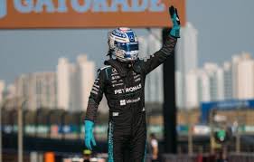 Russell comienza a dominar en China; Checo Pérez continúa con problemas