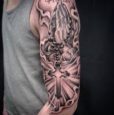 La Devocion Y Los Tatuajes De Rosarios En El Brazo Tatuaje De Rosario Tatuaje De Las Manos En Oracion Tatuajes De Manga Del Antebrazo