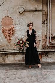 Im Schwarzen Hochzeitskleid Zum Altar Diese Boho Braut Zeigt Wie Es Geht Boho Braut Schwarzes Kleid Zur Hochzeit Kleid Hochzeit