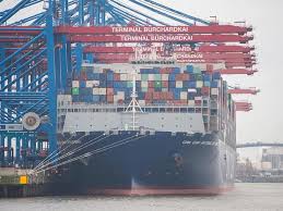 Mit einer möglichen zuladung von 20.170 teu und einer vermessung von 199.000 brz ist die mol triumph. Hamburg Riesen Containerschiff Legt In Der Hansestadt An