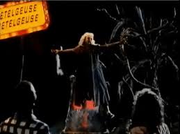 Bitelchús (beetlejuice), nos deja ver ha adam (alec baldwin), y barbara, una pareja normal … que resultan estar muertos. Beetlejuice Regresa A Las Pantallas 30 Anos Despues Para Celebrar Su Aniversario