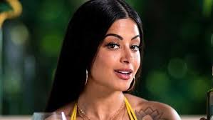 Dancer and model widely known as a member of the ballet do faustão, she has graced the cover of playboy and been the face of the hair product like haskell and rock glam da chocolate doce. Aline Riscado Boasts Balance In An Incredible Photo On The Beach Goddess Newswep