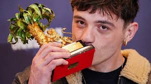 Olly vince Sanremo 2025: gli studi in Economia a Milano e il volontariato  nel carcere di Opera