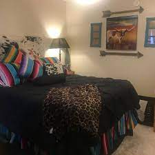 Turn Your Dorm Room Into Cowgirl Heaven With Serape Decor Home Decor Bedroom Western Bedroom Decor Home Decor