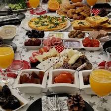 Goruntunun Olasi Icerigi Oturan Insanlar Masa Ve Yiyecek Food Cheese Board Cheese