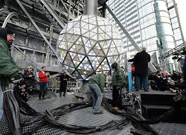 纽约new york 时代广场times square 跨年活动开始前 工作人员正在对waterford 水晶球进行最后调试 美国usa 这颗水晶球由2688片三角形水晶组成 内部装有32256个led灯 能够折射出1600多万种色彩 favorite places landmarks places
