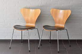 Der stuhl wird aus neun schichten formgepresstem furnier hergestellt, um trotz seiner schlanken form festigkeit, flexibilität und langlebigkeit zu gewährleisten. 3107 Stuhl In Buche Mit Leder Sitzkissen Von Fritz Hansen