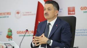 Tarim ve orman bakanı bekir pakdemirli ve ailesi '14 mayıs dünya çiftçiler günü' nedeniyle çiftçi ve tarım işçilerini evinin balkonundan alkışlayarak destekledi. Bakan Pakdemirli Gida Israfini Yuzde 2 Iyilestirirsek 360 Bin Ailenin Gecim Giderini Karsilariz Patronlar Gundemi