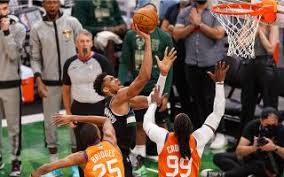 Ο greek freak υποφέρει μετά από τον τραυματισμό που υπέστη στο γόνατο στον αγώνα με τους χοκς. Qfqwlvzg3sutum