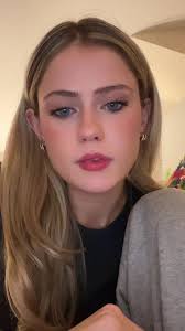 Caroline Lisk's Instagram, Twitter & Facebook