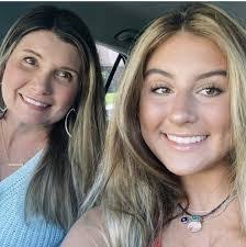 Lisa Hendren's Instagram, Twitter & Facebook