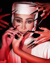 شاركت #مايا_دياب صورا عبر حسابها بإنستغرام من أحدث جلسة تصوير لها حيث ظهرت  بلوك خارج عن المألوف بتصميم أبيض من مجموعة الأزياء الراقية لعام 2025 للمصمم  المصري أحمد الفزايري. واعتمدت مكياج بارزا