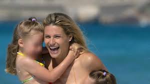Die gebürtige schweizerin zieht 1993 mit ihrer familie nach bologna, wo . Michelle Hunziker Sturzt Sich Mit Tochtern In Die Fluten Promiflash De