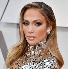 17 yıl sonra aşkları alevlenen jennifer lopez ve ben affleck, birlikteliklerini bir öpücükle mühürledi. Jennifer Lopez Red Bikini And Personalised Robe At The Beach