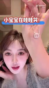 Tình cũ Huỳnh Hiểu Minh 'miệt mài kiếm tiền trả nợ ngân hàng, nuôi con'