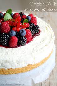 Potete decorare il vostro cheesecake con frutta fresca o, se preferite realizzare una versione più golosa, potete sostituire la marmellata con una ganache al cioccolato. Cheesecake Ai Frutti Di Bosco