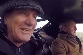 Nick Mason (Pink Floyd) da una vuelta a Brian Johnson (AC/DC) en su Ferrari 
