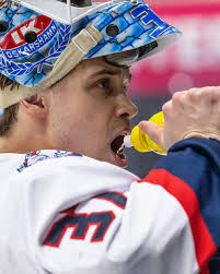 Vad är det Jacob Schön försöker göra på Hanhals Josh Villaflor egentligen?  🤔 Vi på redaktionen blir inte kloka!