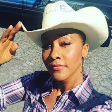 Candice Finney's Instagram, Twitter & Facebook