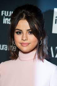 Selena Gomez S Beauty Evolution Through The Years Selena Gomez Hair Selena Gomez Short Hair Selena Gomez Style