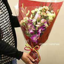 4月30日までの注文なら日時指定ok カーネーションとバラの花束です デンファレも入っているので 和風な感じの花束です ラッピングにはエンボス加工がされた ワイン色のお洒落なペーパーを使用しています おかあさん ありがとう の母の日カードをお付けし