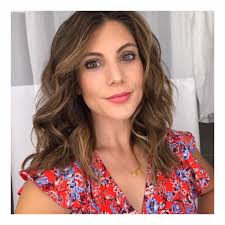 Its Friday. And I'm feeling it. ‪#TGIF ‬ ‪(Except this 📸 is from a week  ago. I'm currently just waking up & moving/looking like a sloth with  glasses.)‬