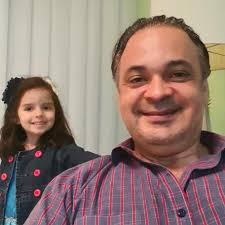 Oi gente, passando aqui, ao lado da minha pequena Lorena, para agradecer a  todas as manifestações de carinho que recebi no dia de ontem, em razão da  passagem do meu aniversário. Agradeço