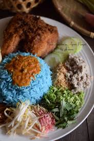 Nasi Kerabu Is A Malay Rice Dish A Type Of Nasi Ulam In Which Blue Coloured Rice Is Eaten With Dried Fish Or Fried Chicken Food Photography Food Nasi Kerabu