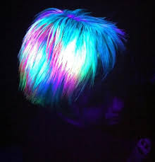 Sicher haben viele von euch es schon mal irgendwo gesehen. Neueste Frisuren Trends Neon Haare Glow In The Dark