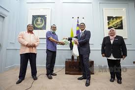 (kgt), anak syarikat perbadanan menteri besar kelantan (pmbk) terus menjadi sohor kini dalam kalangan masyarakat yang celik emas. Perak Lancar Agroprihatin Bantu Petani Metrotv