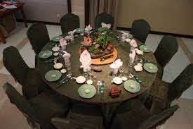 Discover chinese dining etiquette and table manners, including seating, how to eat, and rules and conventions for using chopsticks. Chinese Dining Etiquette Chinese Table Manners