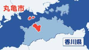 海水浴場で水上オートバイで浮き輪をロープにつないでえい航中に ...