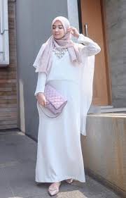 Sedangkan untuk jilbab kerudungnya zaskia memasukkan unsur turki yang unik dan berbeda dengan tren gamis terbaru yang banyak beredar selama ini. Model Baju Lebaran Zaskia Sungkar Gambar Islami