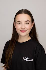 Laura Slack's Instagram, Twitter & Facebook