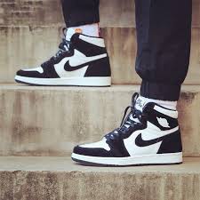Air Jordan 1 Retro High Og Twist Cd0461 007 In 2020 Gold Basketball Shoes Air Jordans Jordans Girls