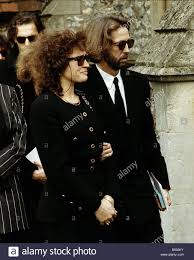 Maria magdalena, ripley, surrey, für ihren sohn conor (wer war im alter von vier), die vor acht tagen starb, als er von einem wolkenkratzer in new york fiel. Eric Clapton Sohn L Hommage Dechirant D Eric Clapton A Son Fils Decede 25