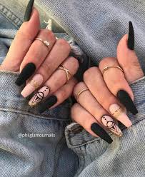 Desde escoger el diseño el modelo y los colores que van a usar para cada acontecimiento existen diseños fáciles y rápidos de hacer algunos. Pin De Delfina Ingleses Bouzada En Taaak En 2020 Unas Negras Largas Unas Negras Con Brillo Unas De Maquillaje