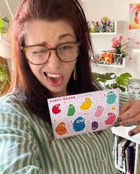 It's me! I'm the sUpEr cO0L bEaN today. Thanks for the bday wishes, y'all,  and to my wonderful hubsband @fantasticplanet_ for this new shirt and my  bebbis @ipaintbirbs for these freakin MOON